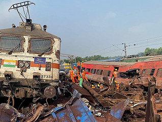 印度列車相撞已致千余死傷，政府剛宣布加大交通基建投入