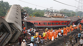 印度列车相撞惨剧背后：斥巨资升级提速却漠视安全