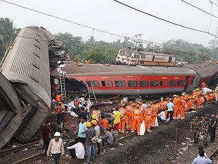 印度列车相撞惨剧背后：斥巨资升级提速却漠视安全