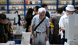 上海书展上的老年读者们