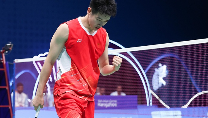 亚运羽毛球团体决赛中国男团惊天逆转夺金，女团摘得银牌