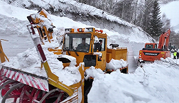 新疆阿勒泰遭遇雪崩山路已抢通，千名滞留游客正陆续下山