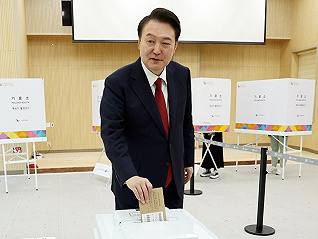韩国国会选举开启，尹锡悦能否逆风翻盘？
