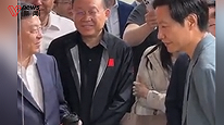 王传福坐地铁参加车展，参观小米展台与雷军互动：“我替你捏了把汗”