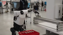 特斯拉机器人“进厂打工”：分拣电池，走得更快更稳更远了，汗流浃背了吧打工人