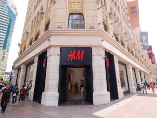 H&M上海旗舰店焕新启幕，LV又推限量联名香水 | 是日美好事物