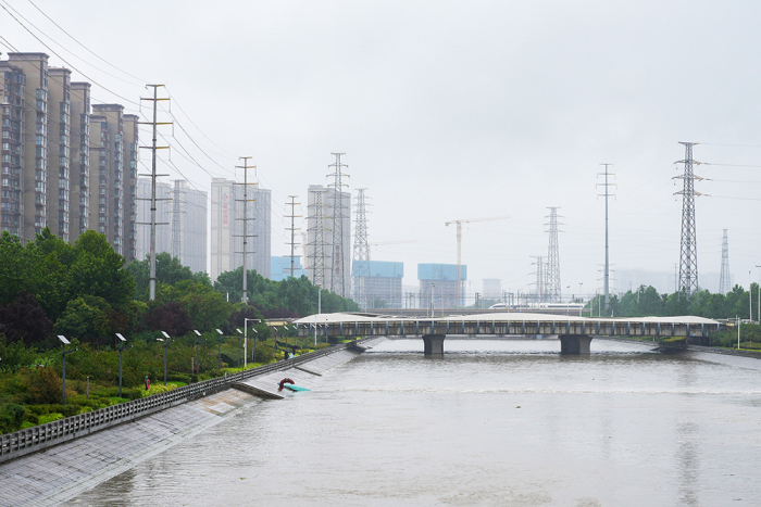 【图集】河南暴雨持续，郑州将防汛应急响应提升至三级|界面新闻 · 中国