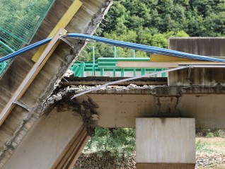 陕西柞水县山洪致高速桥梁垮塌 已12人遇难31人失联