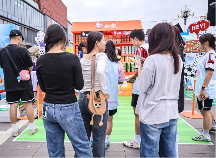 【03】展台互动游戏吸引消费者争相体验.jpg