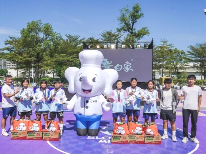 【06】白象食品代表为萌新组冠军球队颁奖.jpg