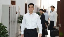 县城“主任”们，爱上直播间男装