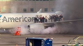 美國航空一架波音客機在丹佛國際機場迫降后起火，所有乘客被緊急疏散