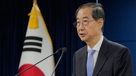 被弹劾的韩国代总统复职，但一个关键问题未决