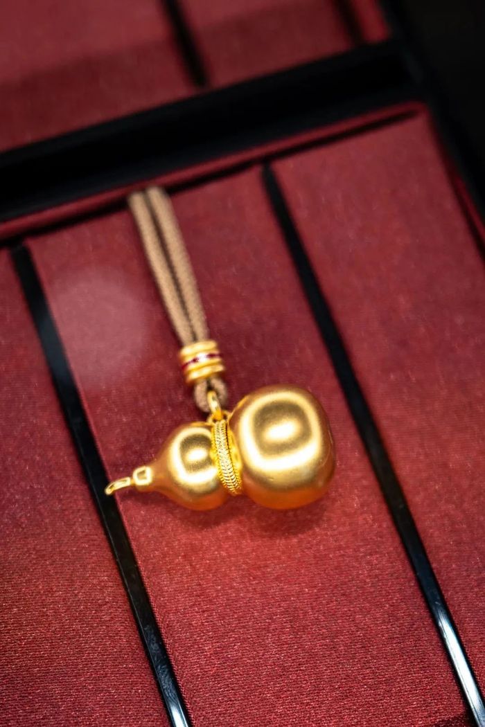 https://img2.jiemian.com/101/original/20250410/import_1744266640769920170012_a700xH.jpg