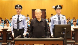 結(jié)交“政治騙子”跑官買官，新疆政協(xié)原副主席竇萬貴被控受賄2.29億