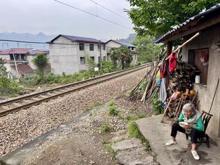 界面調(diào)查｜鐵路穿村而過(guò)：一個(gè)湘西村莊與17起火車撞人事故