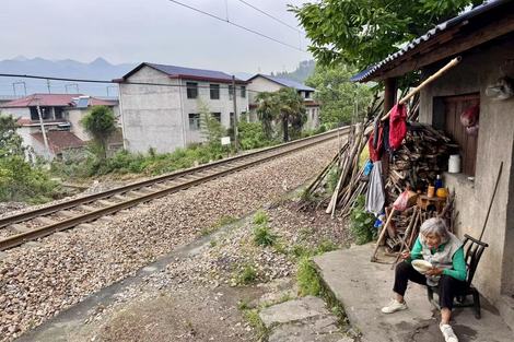 界面调查｜铁路穿村而过：一个湘西村庄与17起火车撞人事故