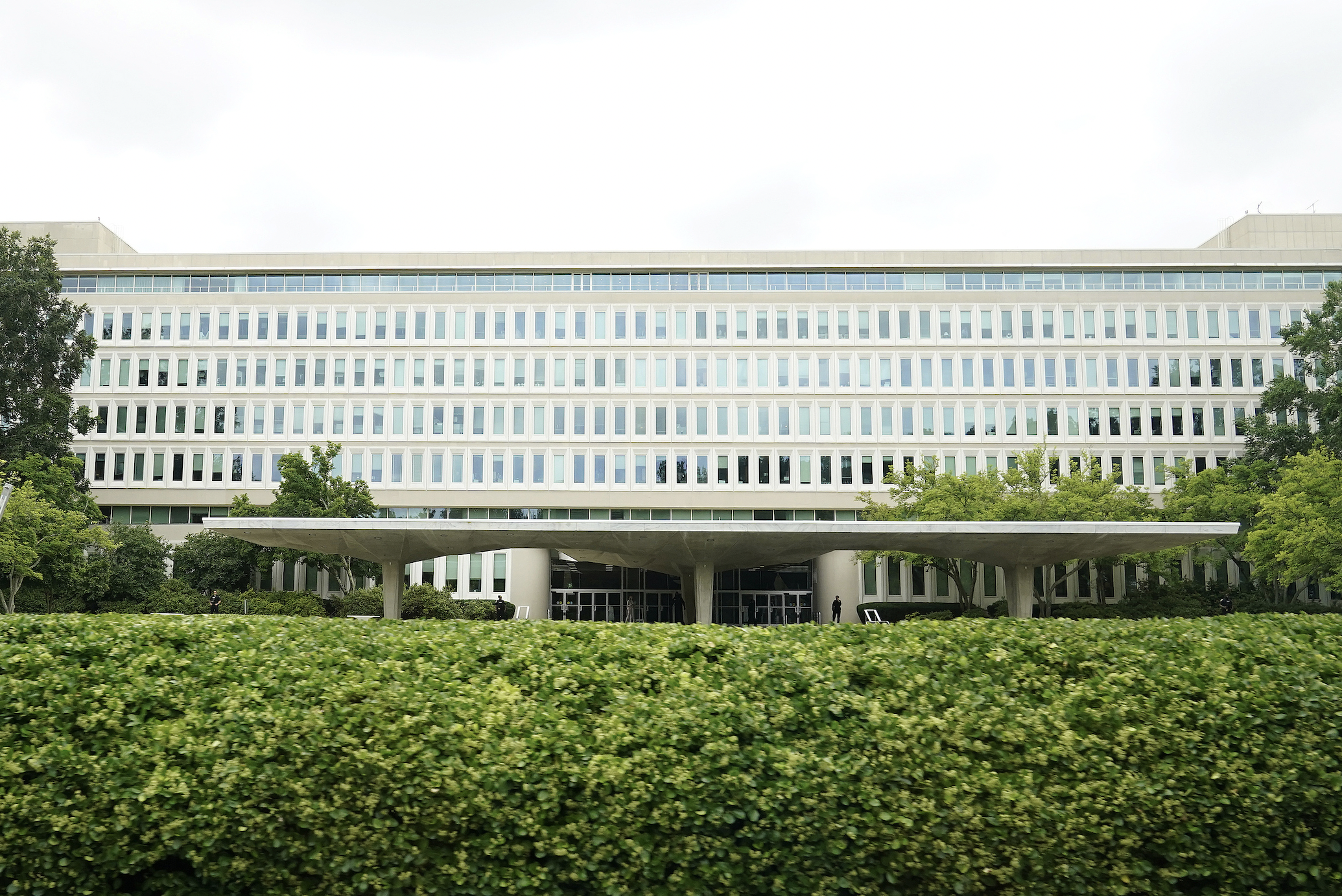 美政府大规模裁员持续，中情局裁1200人、环保署裁减员工至45年来最低水平