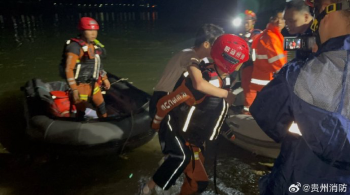 贵州黔西载人游船侧翻，约70人落水仍有近20人失联