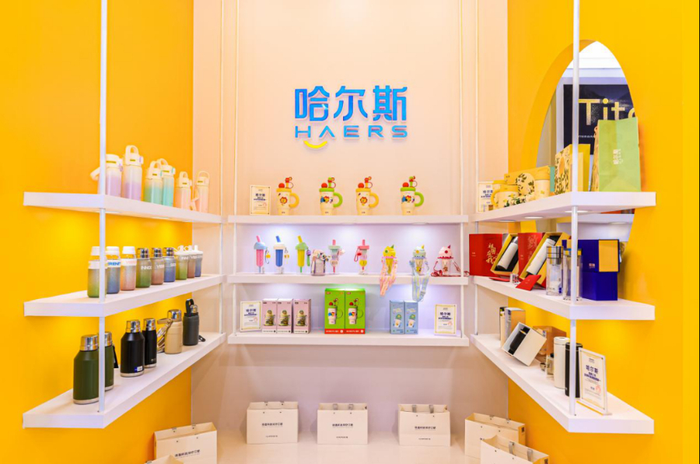https://img2.jiemian.com/101/original/20250514/import_1747185382774320170010_a700xH.png