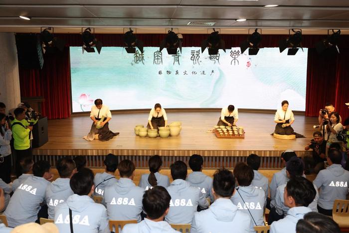 3.香港明星足球队欣赏瓯乐演奏