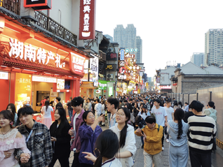加快實(shí)施提振消費(fèi)專項(xiàng)行動(dòng)、助外貿(mào)企業(yè)拓內(nèi)銷(xiāo)，商務(wù)部回應(yīng)促消費(fèi)工作安排