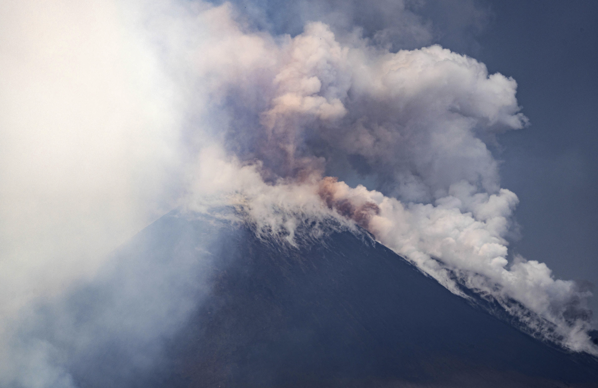 意大利埃特纳火山突然喷发，游客紧急撤离