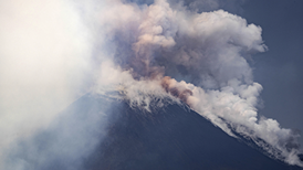 意大利埃特纳火山突然喷发，游客紧急撤离