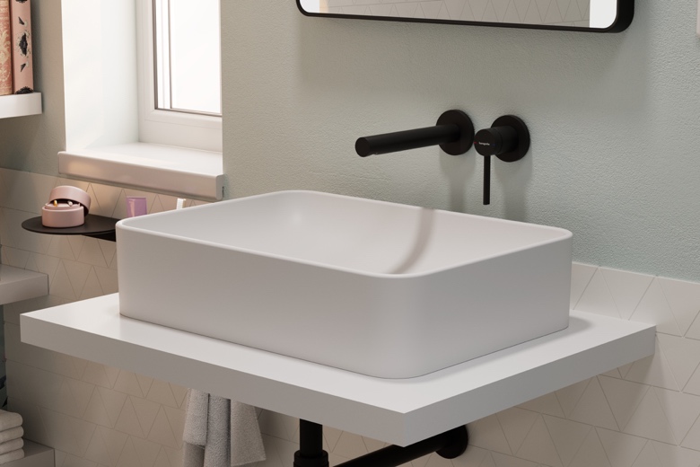 桌子上有镜子和洗手池中度可信度描述已自动生成