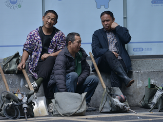 提高常住地“含金量”，发改委将全面推行常住地提供基本公共服务制度