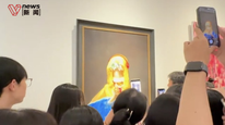 川美毕业生一幅画爆火，一眼乱真的《祷》已售出，主旨涉消费主义，作者未透露价格