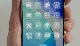 iOS 26丑上热搜，UI取代AI成“苹果春晚”最大翻车现场？