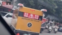 两辆无人快递车闹市掰头，互相喊话“退退退！”涉事快递公司回应