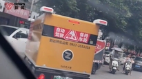 两辆无人快递车闹市掰头，互相喊话“退退退！”涉事快递公司回应