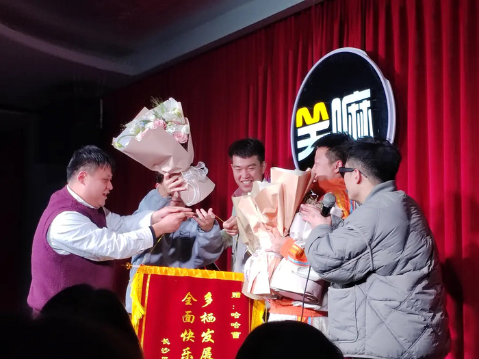 哈哈曹:我现在拼命巡演,就是怕脱口秀行业没有未来 | 进击的脱口秀演员⑥