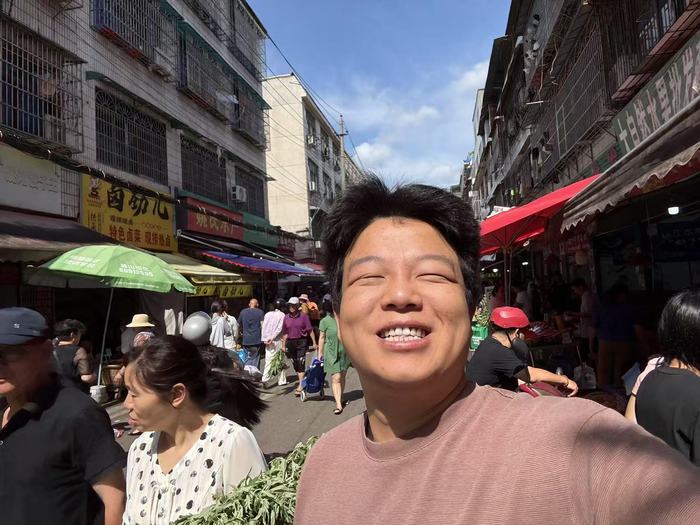 哈哈曹:我现在拼命巡演,就是怕脱口秀行业没有未来 | 进击的脱口秀演员⑥