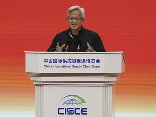 黄仁勋称想买一辆小米汽车，曾与雷军在SU7 Ultra 旁合影