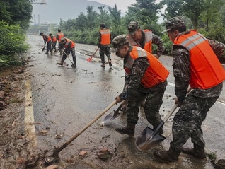 北京发布预警提示市民非必要不外出，部分路段采取交通封闭管控