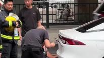 新能源汽车当街起火，火刚扑灭就有人撬车标，一通操作震惊现场消防员