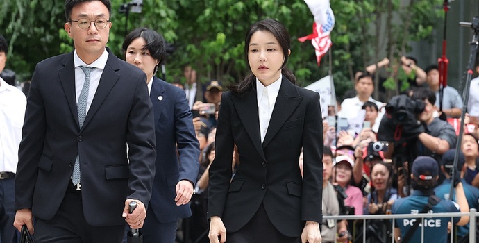 韩国宪政史上首次，前第一夫人金建希作为嫌疑人公开到案受讯