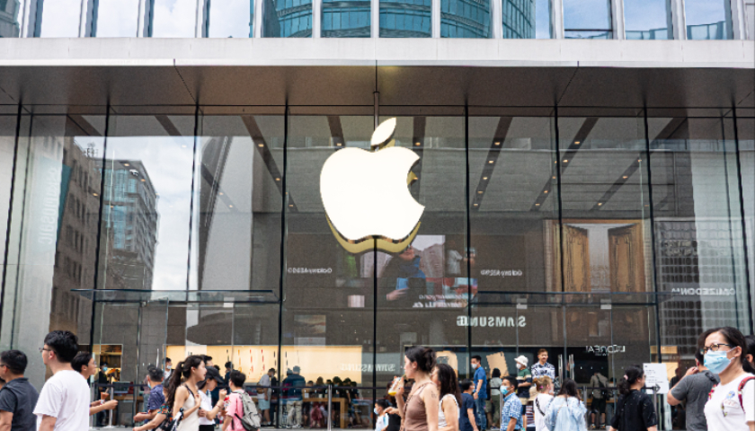 从iPhone17开始苹果或将连续三年大改版，折叠机、曲面屏都在计划中|界面新闻 · 科技