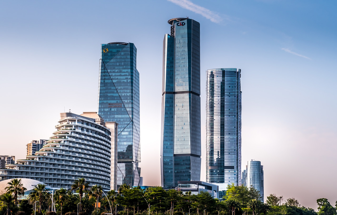 “地王”专业户建发下半年要以销定投控风险，灯塔项目将入市迎市场大考