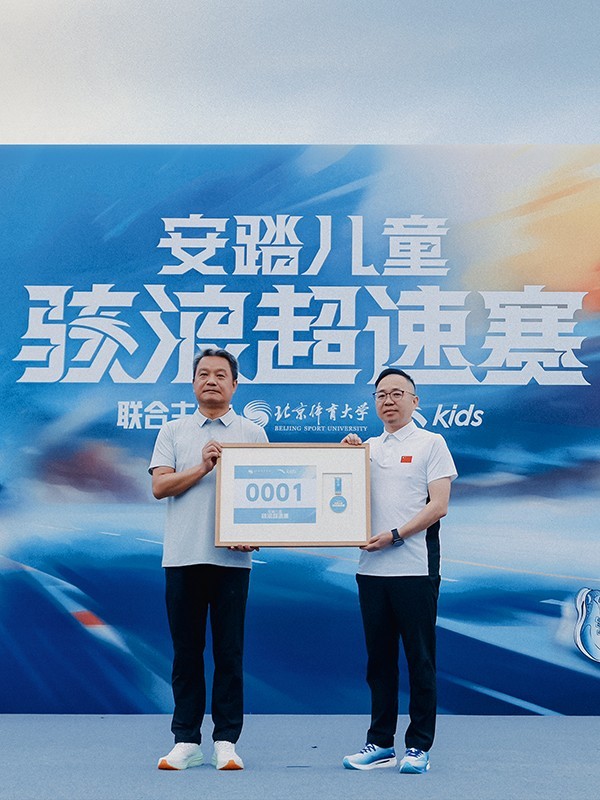 洪平和万斌展示骇浪超速赛号码布.jpg