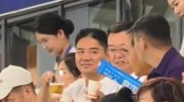 刘强东回老家看苏超为宿迁2:0赢球起舞，喝啤酒、与老乡打招呼状态松弛