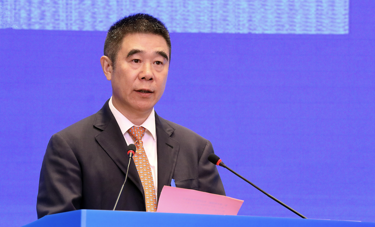 违规发放贷款造成特别重大损失，建设银行原副行长章更生被公诉 