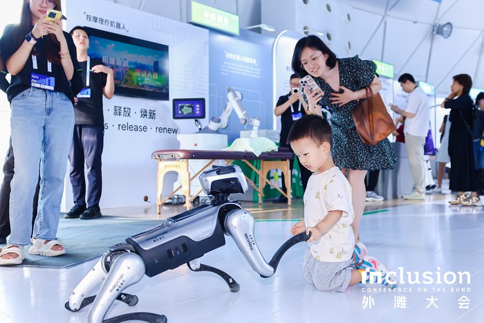 外滩大会聚焦具身智能：AI从数据依赖转向“经验时代”