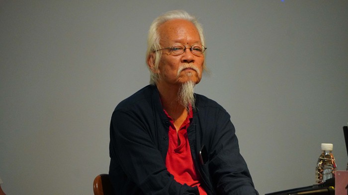 诗人多多参加自己的新书发布会,除了“怼人”不发一言