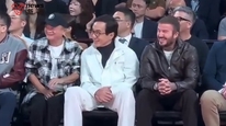 马云现身观战NBA中国赛，与成龙、贝克汉姆同框互动