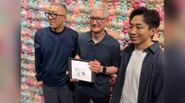 库克现身Labubu十周年展，与王宁、龙家升合影，获赠拿iPhone的专属版Labubu