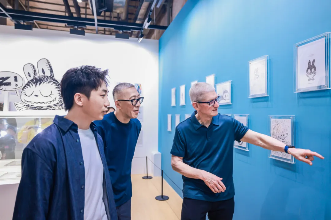 库克到访中国首日：现身LABUBU上海展，在抖音直播间“带货”